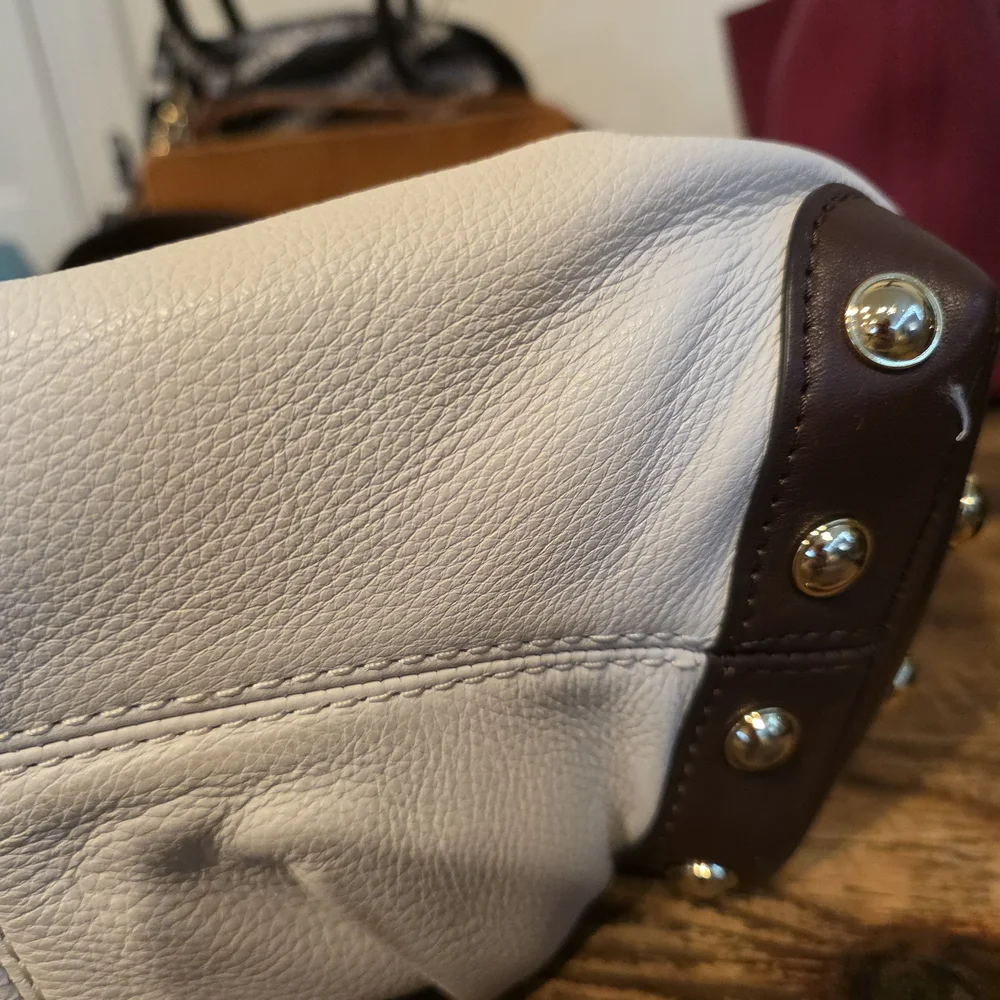 Michael Kors Cream and Brown Shoulder Bag with Gold Details - Picture 4 of 16